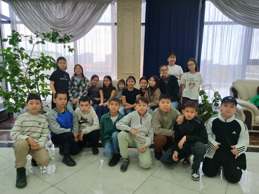 Драма театрдағы "Алтын балапан" қойылымын тамашалап қайтты