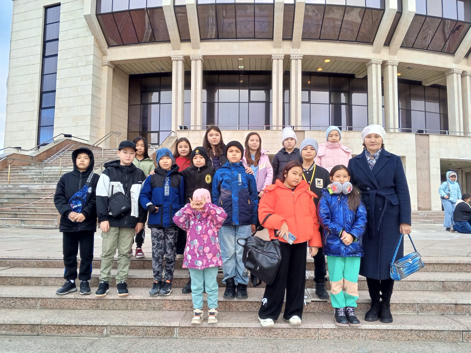 Драма театрда "Алтын балапан" қойылымын тамашалады