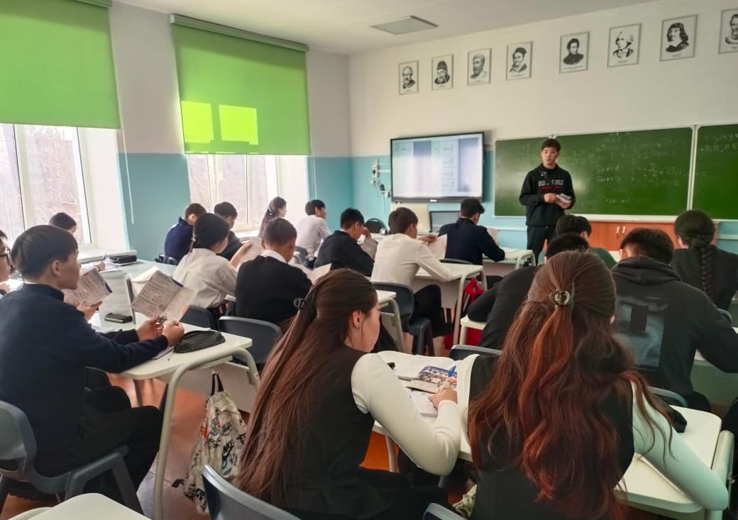 Almaty Management University өкілдері мектебімізге келіп оқушылармен кездесу өткізді