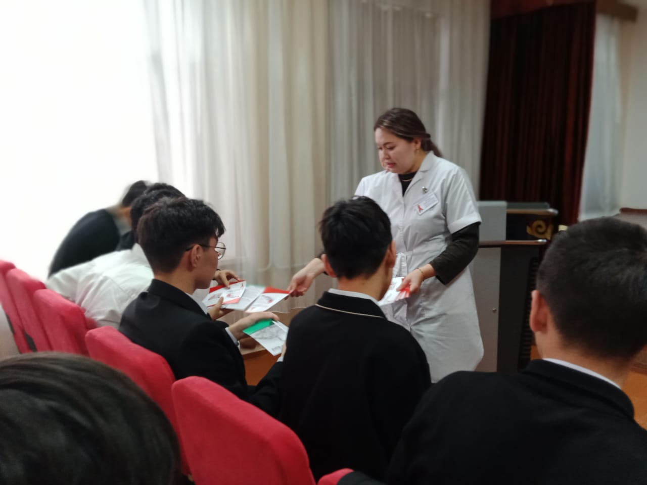 ШҚО ДСБ "ШҚО "ЖИТС алдын алу және күрес жөніндегі орталығы" мекемесінің бас дәрігерімен кездесу өтті